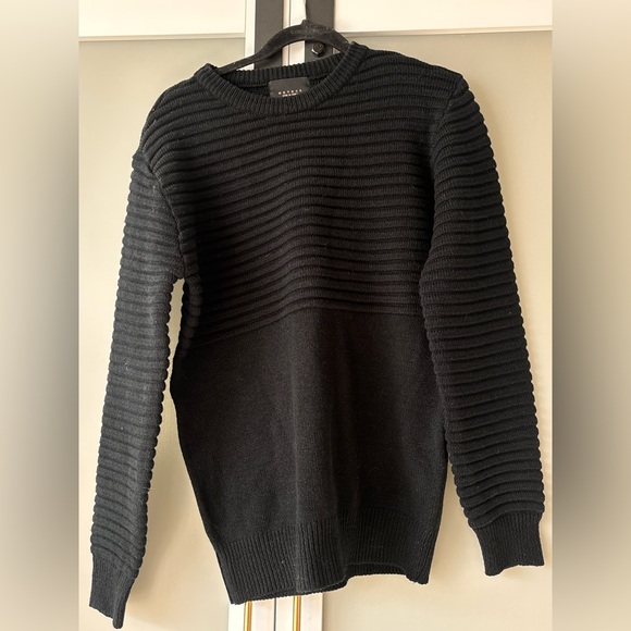 Elegant Black Ribbed Sweater - Picture 2 of 3